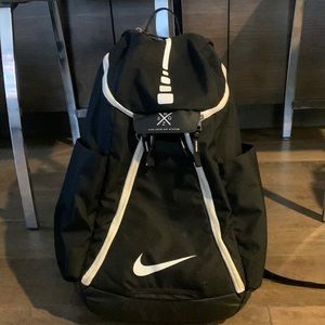 Barely used Nike basketball bag. Lots of pockets.